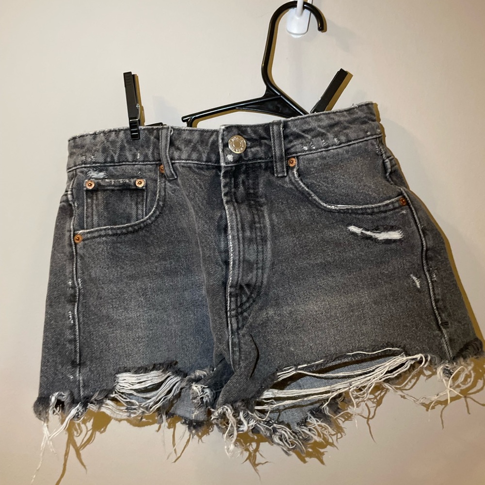 Zara high rise five pocket shorts in rigid fabric. Ripped detail.